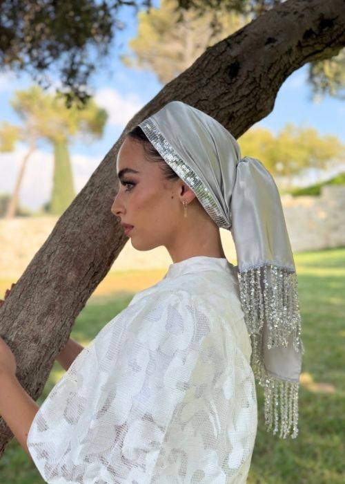 מטפחת ערב סאטן כסף עם פס פאייטים ופרנזים כסופים