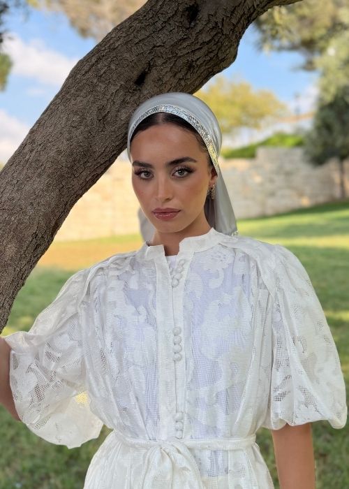 מטפחת ערב סאטן כסף עם פס פאייטים ופרנזים כסופים – תמונה 3