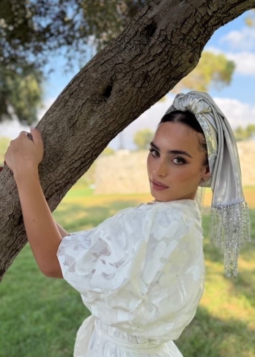מטפחת ערב סאטן כסף עם פס פאייטים ופרנזים כסופים