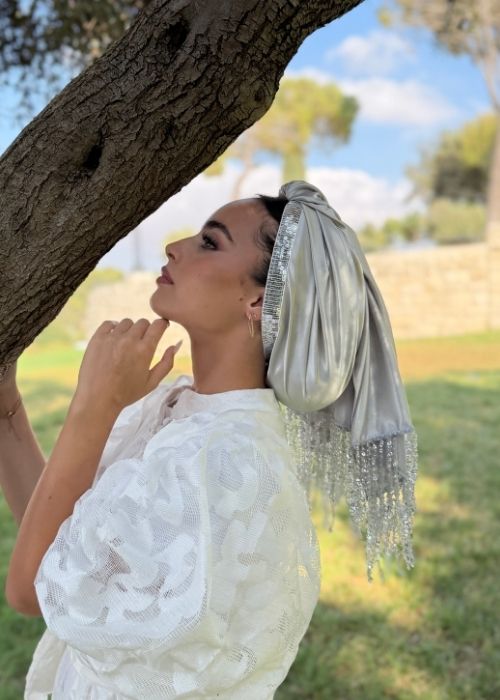 מטפחת ערב סאטן כסף עם פס פאייטים ופרנזים כסופים – תמונה 4
