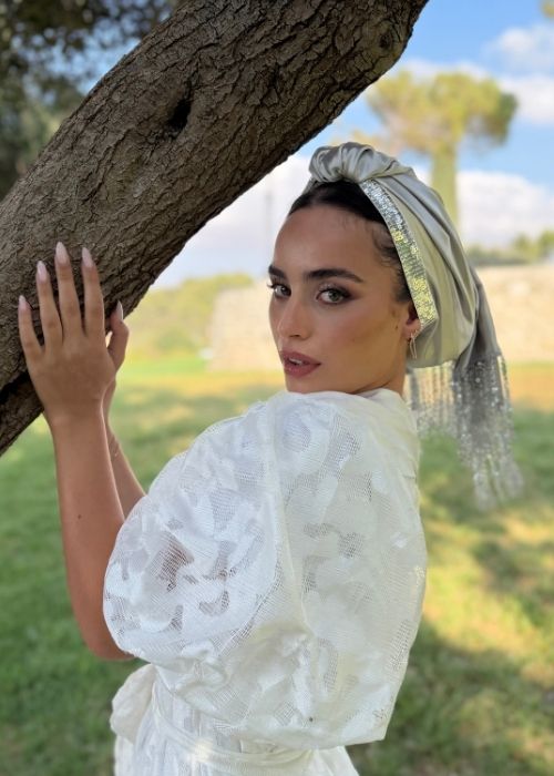 מטפחת ערב סאטן כסף עם פס פאייטים ופרנזים כסופים – תמונה 5