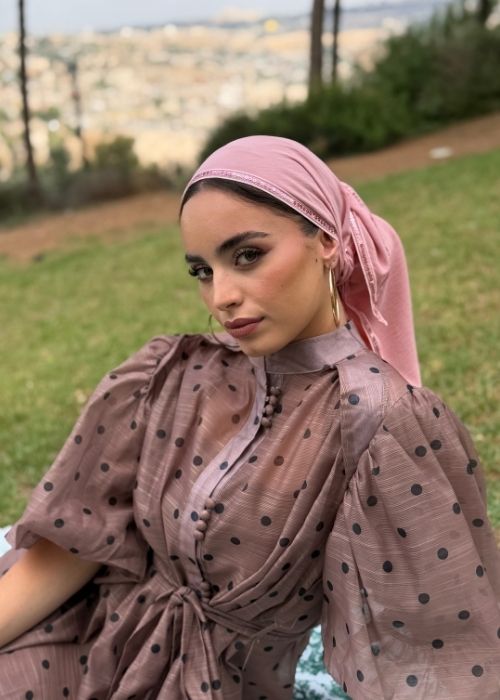 מטפחת משולשת ורודה עם פס פאייטים