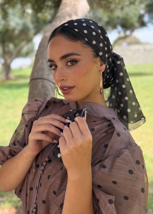 מטפחת מודפסת חומה עם נקודות לבנות