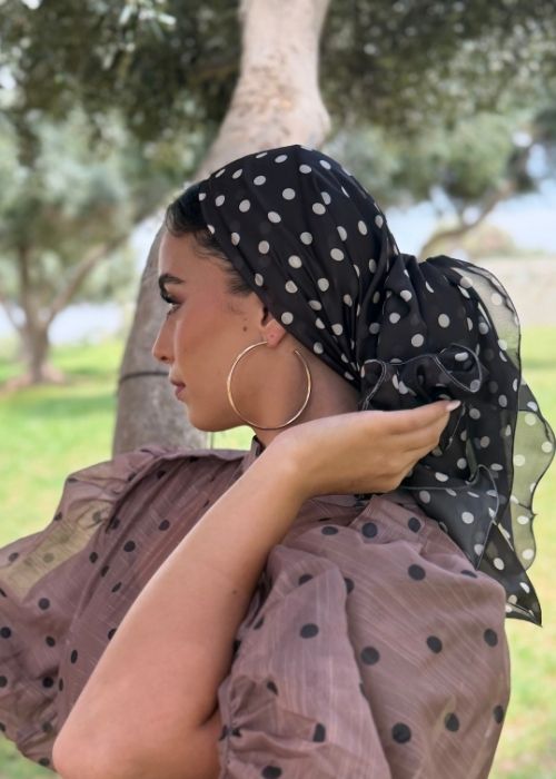 מטפחת מודפסת חומה עם נקודות לבנות