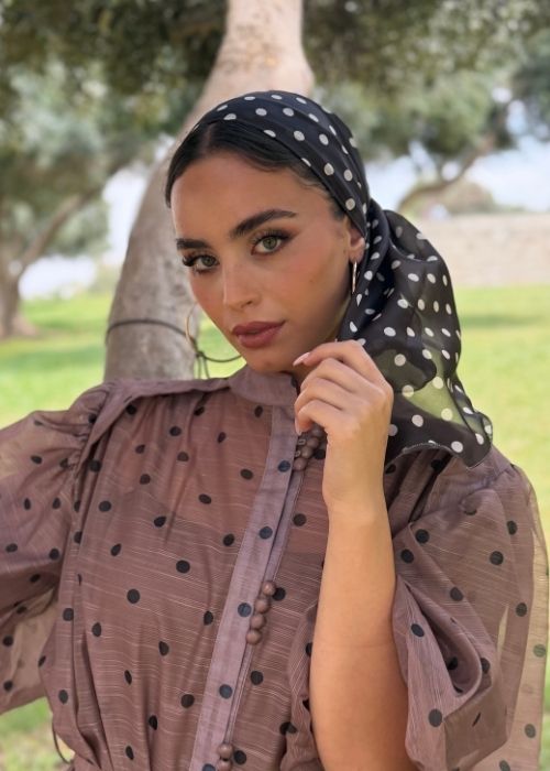 מטפחת מודפסת חומה עם נקודות לבנות – תמונה 3
