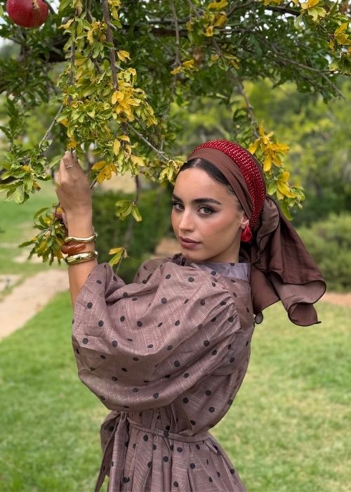 מטפחת כתר חומה עם פס פאייטים אדום