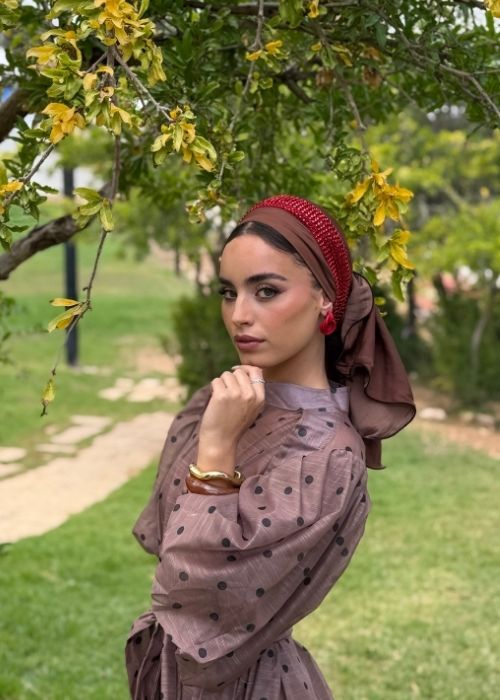 מטפחת כתר חומה עם פס פאייטים אדום