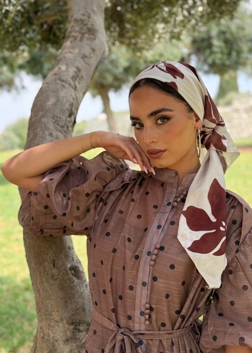 מטפחת משולשת מודפסת לבנה עם פרחים בורדו