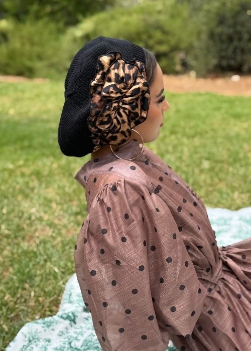 ברט שחור עם פרח מנומרת – תמונה 3