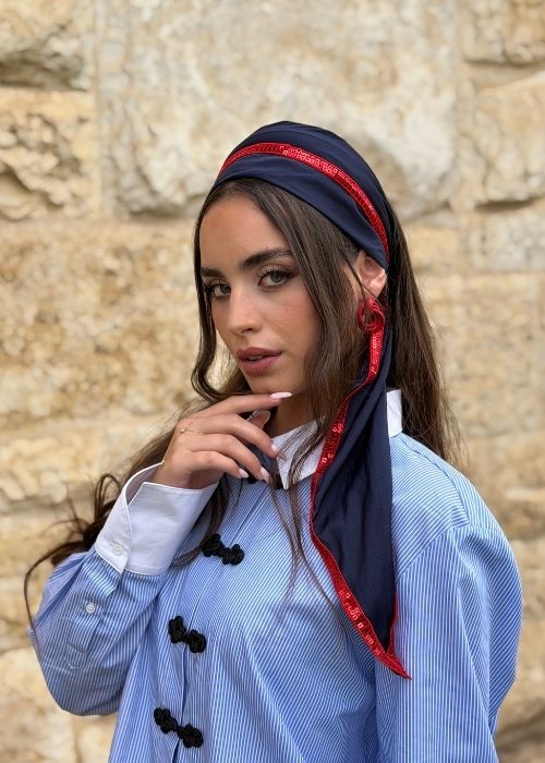 מטפחת משולשת כחולה כהה עם פס פאייטים אדום