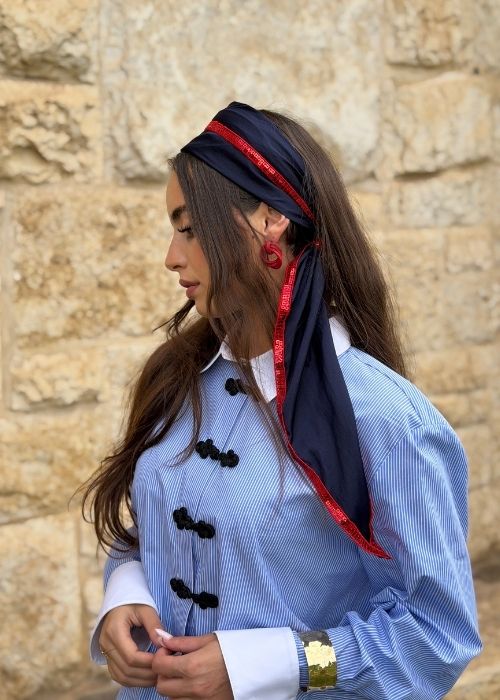 מטפחת משולשת כחולה כהה עם פס פאייטים אדום