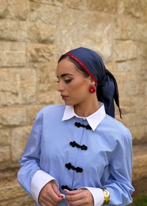 מטפחת משולשת כחולה כהה עם פס פאייטים אדום דק