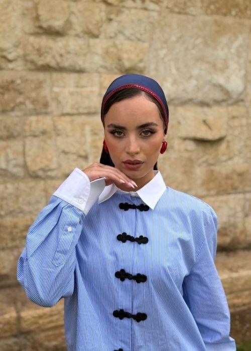 מטפחת משולשת כחולה כהה עם פס פאייטים אדום דק