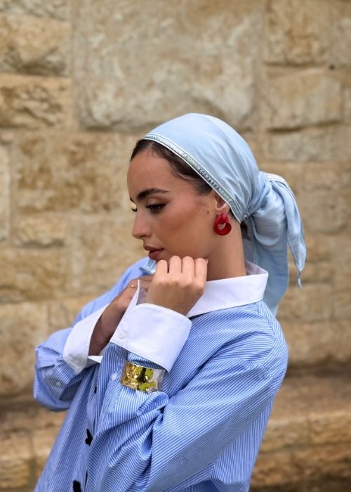 מטפחת משולשת כחולה בהיר עם פס פאייטים