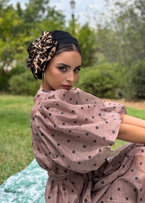 ברט שחור עם פרח מנומרת