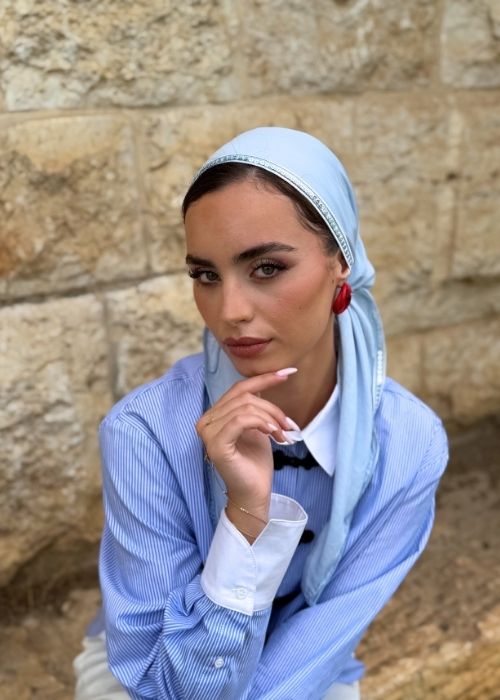 מטפחת משולשת כחולה בהיר עם פס פאייטים
