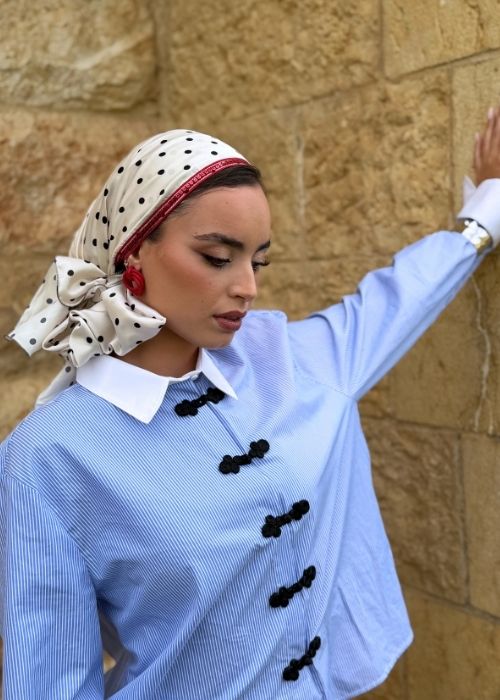 מטפחת מודפסת שמנת עם נקודות שחורות עם פב פאייטים אדום
