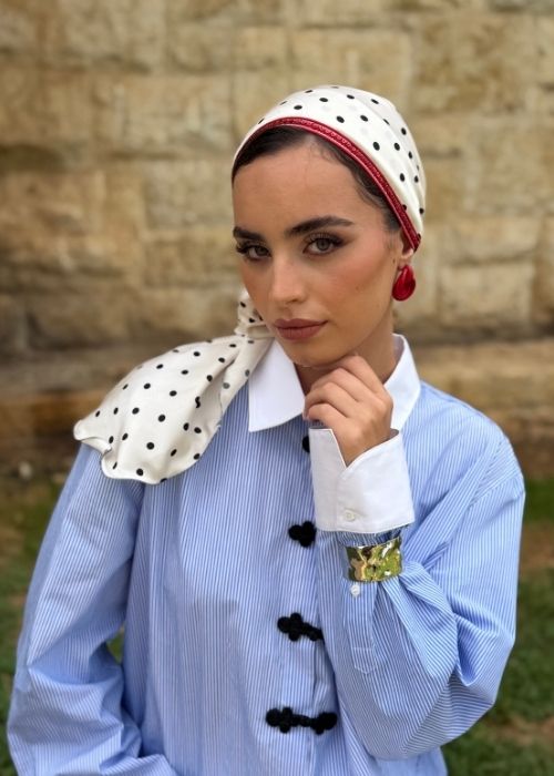 מטפחת מודפסת שמנת עם נקודות שחורות עם פב פאייטים אדום