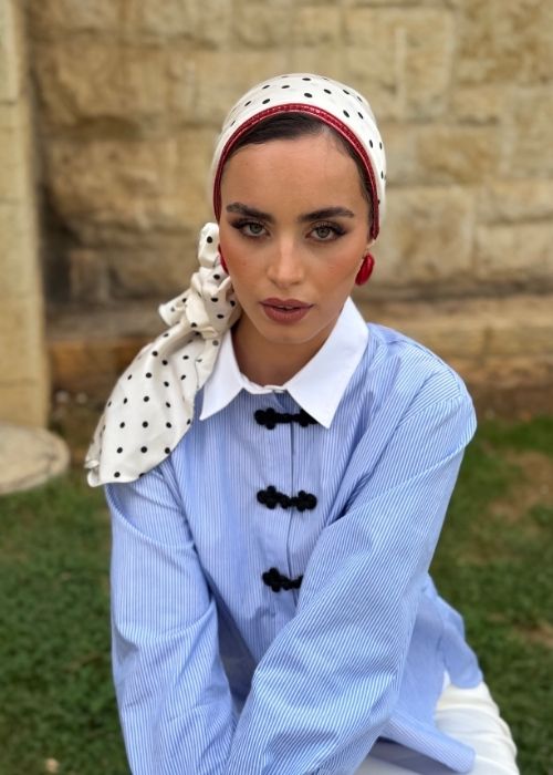 מטפחת מודפסת שמנת עם נקודות שחורות עם פב פאייטים אדום – תמונה 4