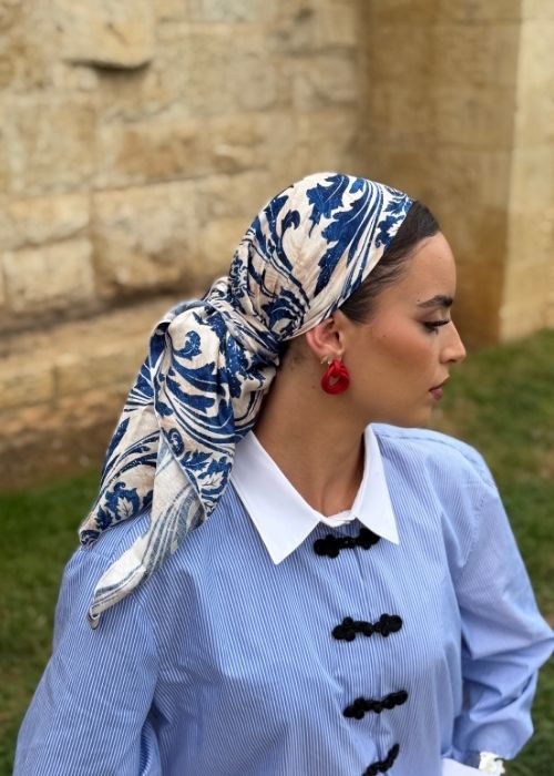 מטפחת משולשת מודפסת כחולה ולבנה