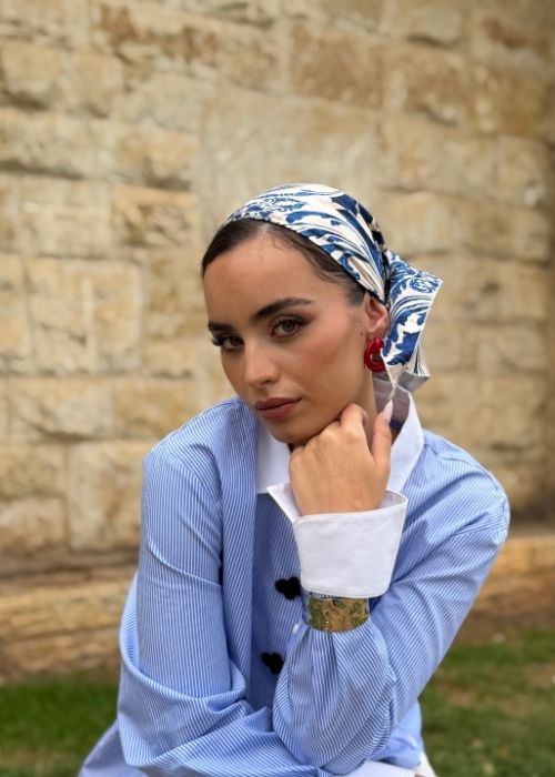מטפחת משולשת מודפסת כחולה ולבנה