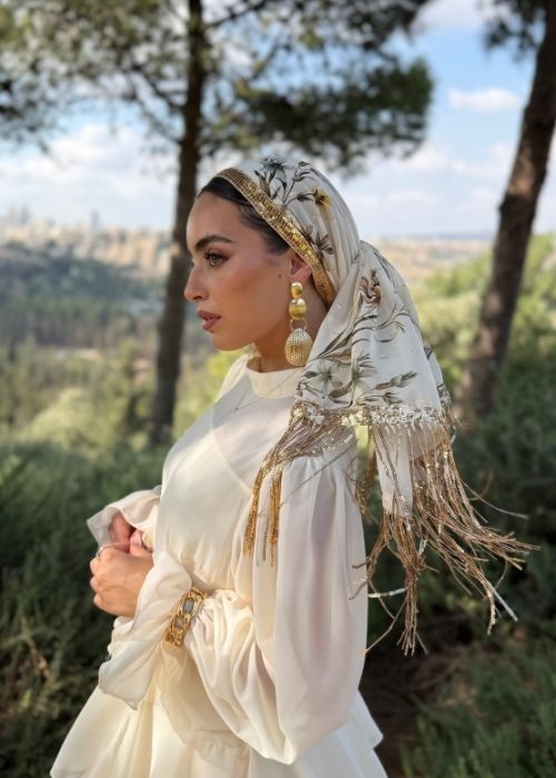 מטפחת ערב לבנה פרחונית עם פס פאייטים ופרנזים זהב