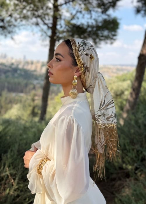 מטפחת ערב לבנה פרחונית עם פס פאייטים ופרנזים זהב