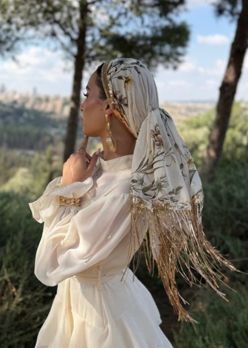 מטפחת ערב לבנה פרחונית עם פס פאייטים ופרנזים זהב – תמונה 3