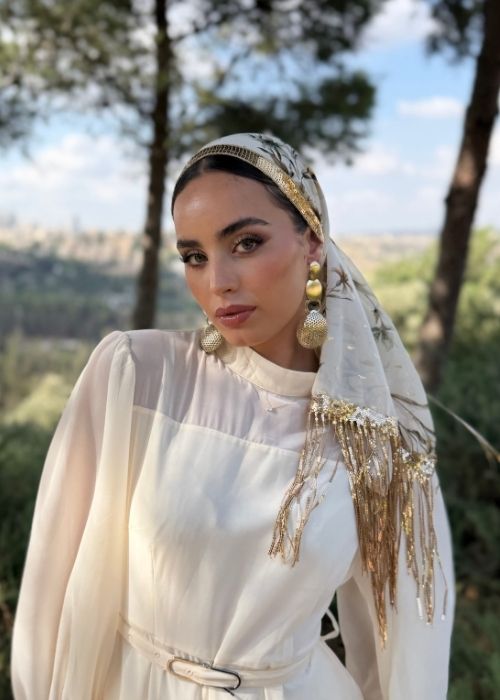 מטפחת ערב לבנה פרחונית עם פס פאייטים ופרנזים זהב – תמונה 4