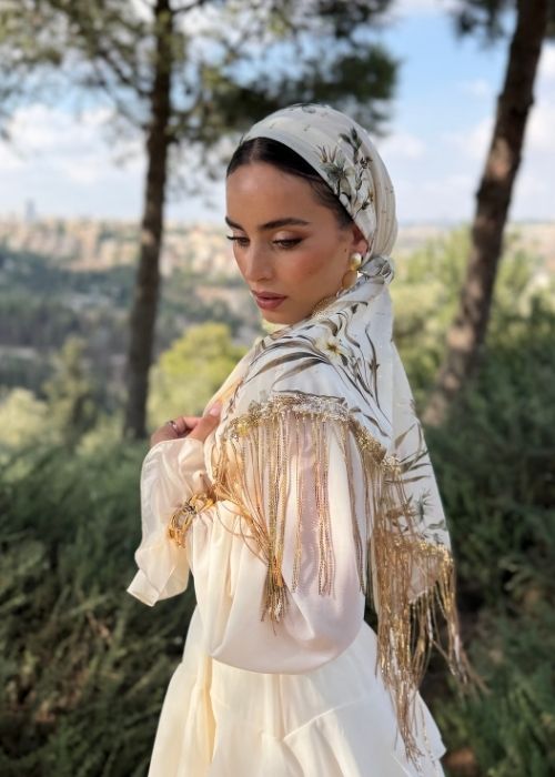 מטפחת ערב לבנה פרחונית עם פס פאייטים ופרנזים זהב – תמונה 5