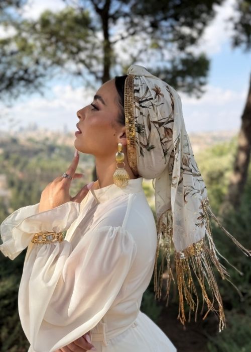 מטפחת ערב לבנה פרחונית עם פס פאייטים ופרנזים זהב – תמונה 6
